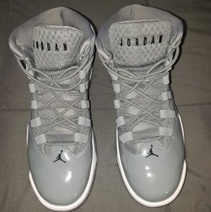 MENS JORDAN MAX AURA- SIZE 11 COOL GRAY